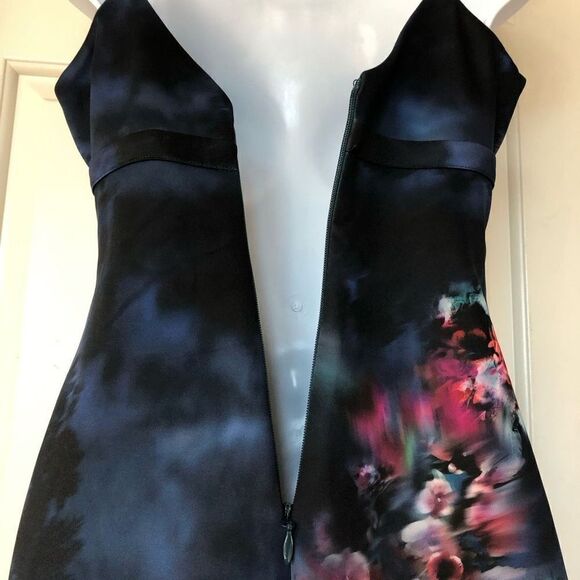 NWOT Bebe Amanda Print Deep V Scuba Mini Dress - Picture 8 of 16